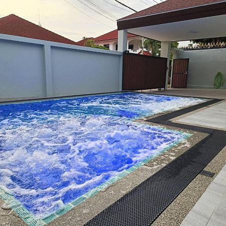 Private Pool Villa With Jacuzzi At Royal Park Village - Walk To The Beach - 6 People - Max 3 Males (Adults Only) Praia de Jomtien Exterior foto