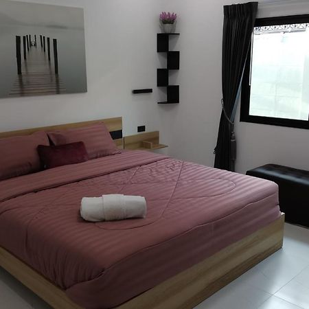Private Pool Villa With Jacuzzi At Royal Park Village - Walk To The Beach - 6 People - Max 3 Males (Adults Only) Praia de Jomtien Exterior foto