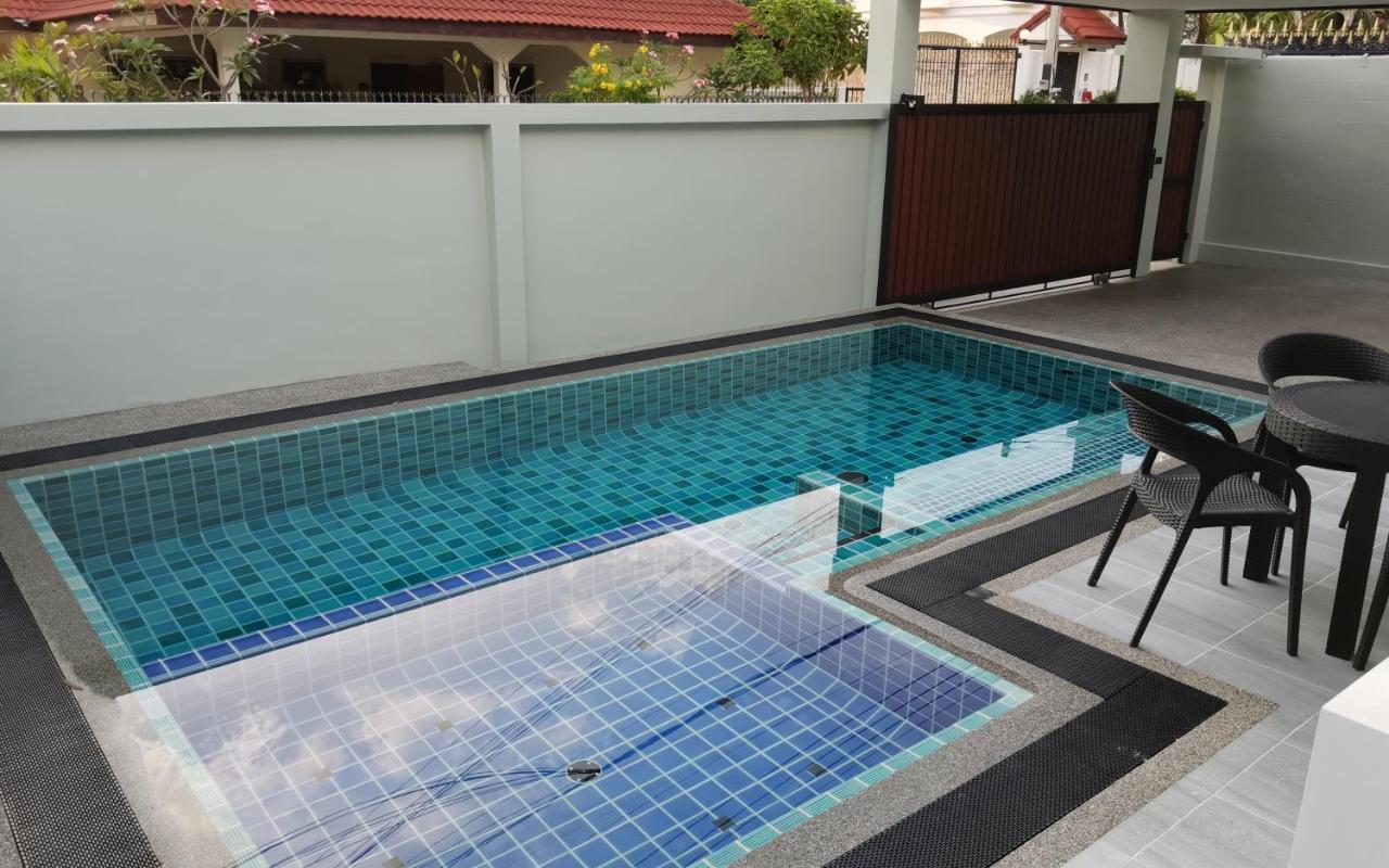 Private Pool Villa With Jacuzzi At Royal Park Village - Walk To The Beach - 6 People - Max 3 Males (Adults Only) Praia de Jomtien Exterior foto