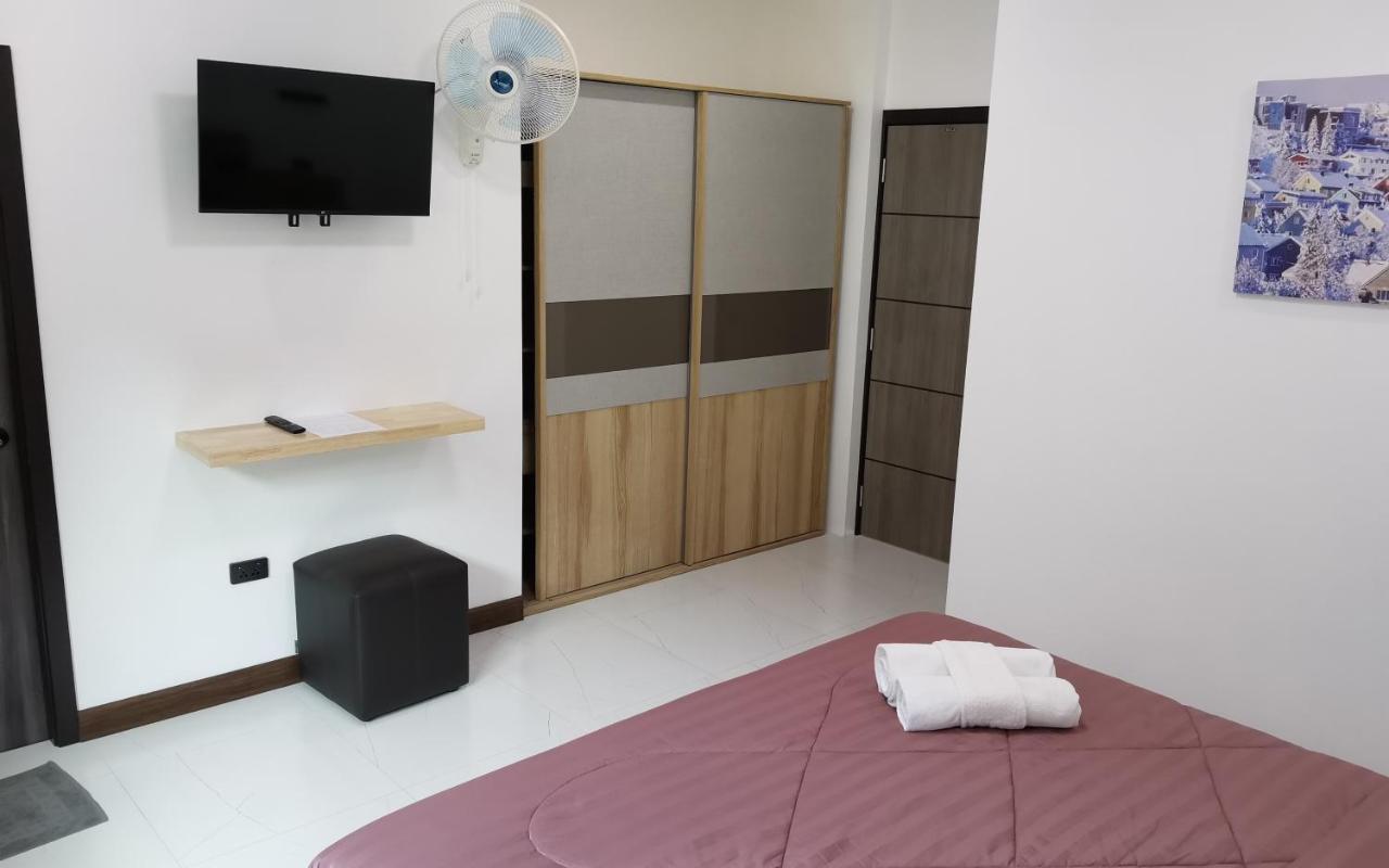 Private Pool Villa With Jacuzzi At Royal Park Village - Walk To The Beach - 6 People - Max 3 Males (Adults Only) Praia de Jomtien Exterior foto